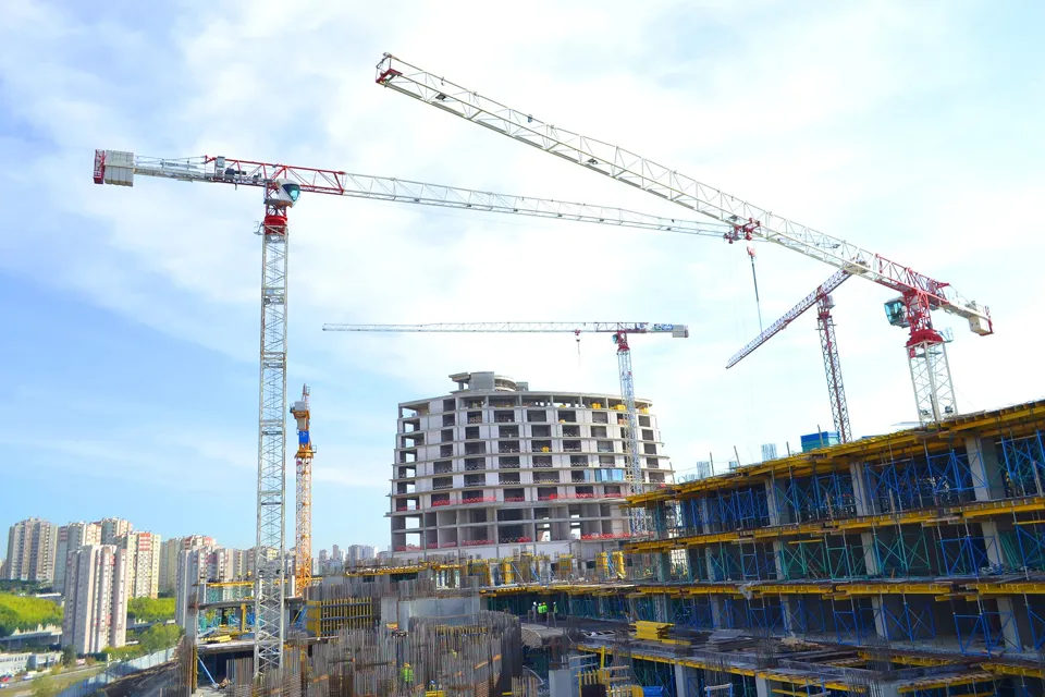 Grues sur un chantier d’immeubles en construction