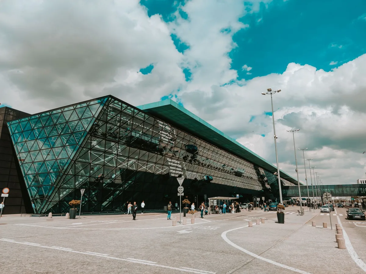 Le hall de départ d’un aéroport international.