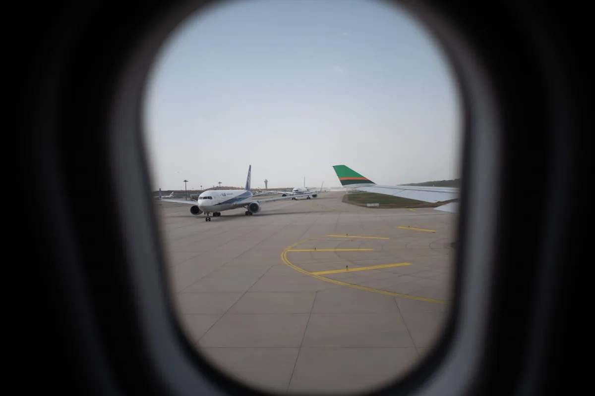 Un aéroport — un voyage en avion.