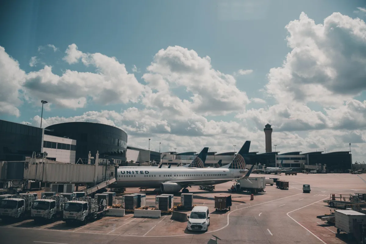 Un aéroport — un voyage en avion.