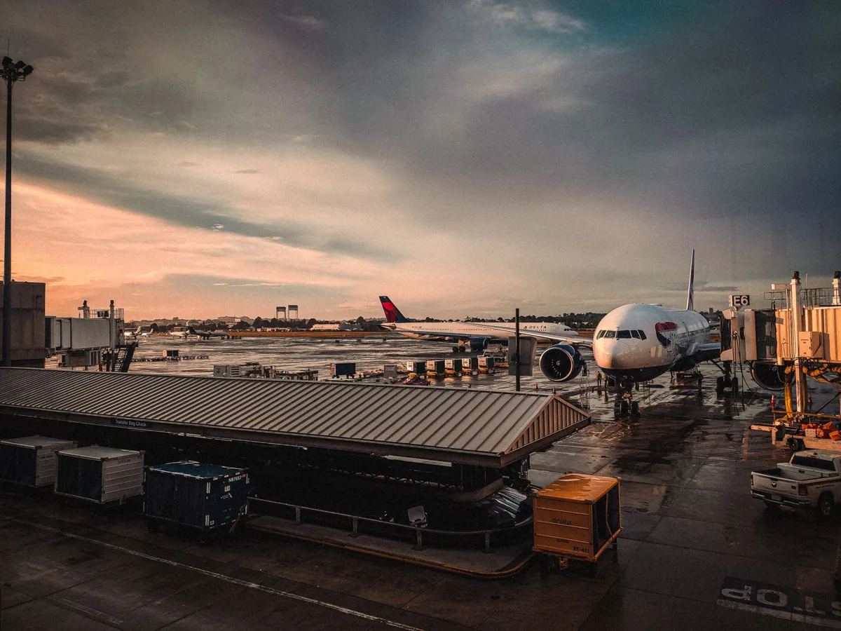 Un aéroport — un voyage en avion.