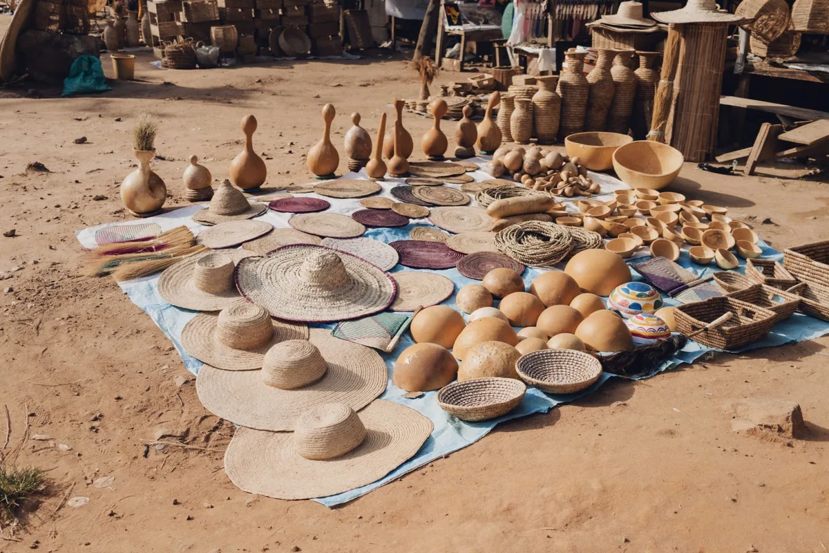 Des objets artisanaux — un paysage sénégalais.