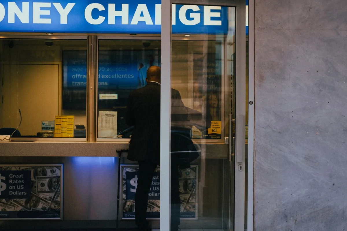 Une agence bancaire — un guichet de banque.