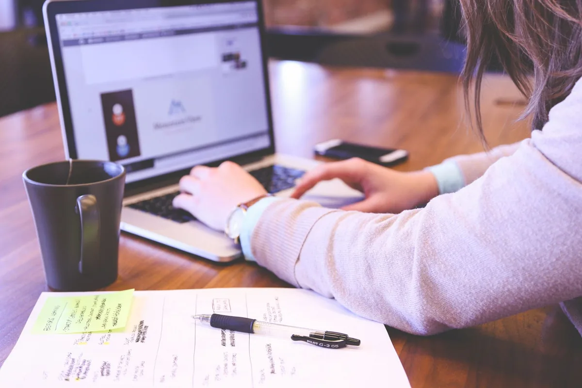 Un bureau de travail — une connexion internet.