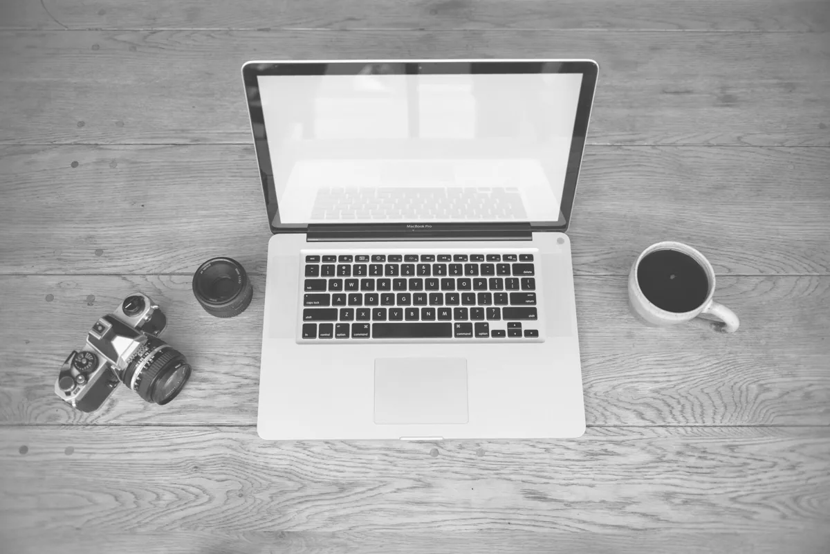 Un bureau de travail — un ordinateur portable.