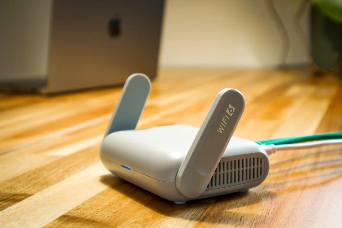 Une carte SIM — une connexion internet.