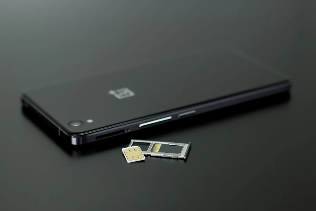Une carte SIM — un smartphone.