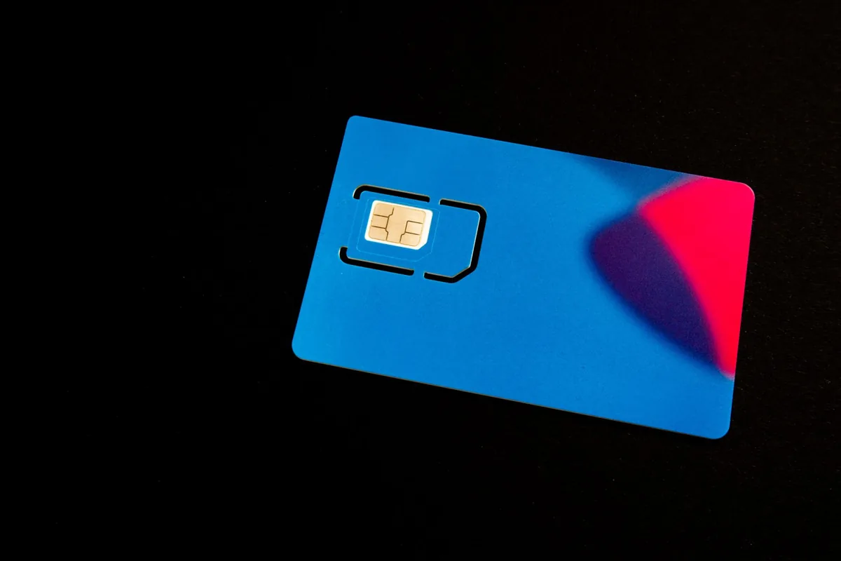 Une carte SIM — un smartphone.