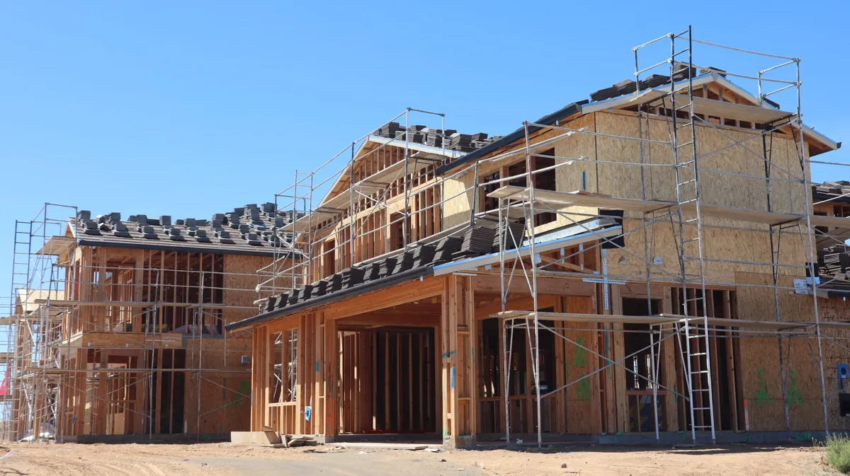 Un chantier de construction — un bien immobilier.