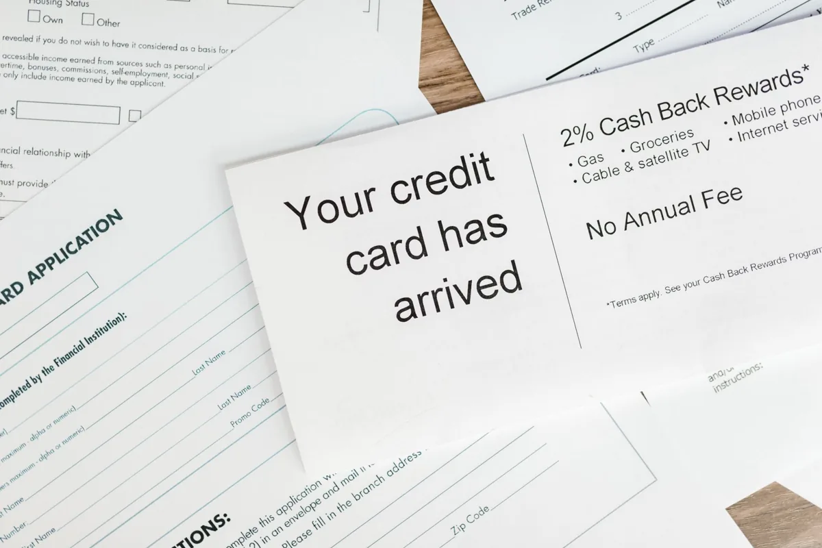 Un compte bancaire — une agence bancaire.