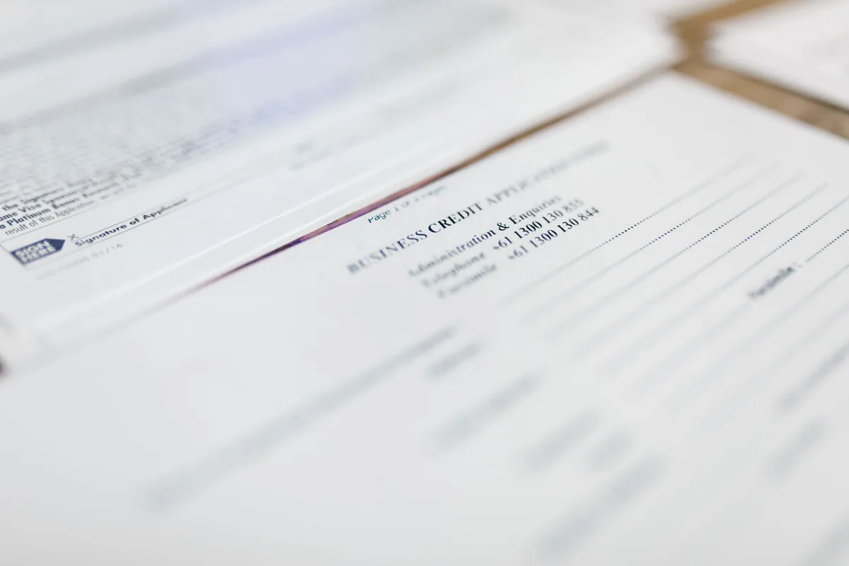 Un compte bancaire — une agence bancaire.
