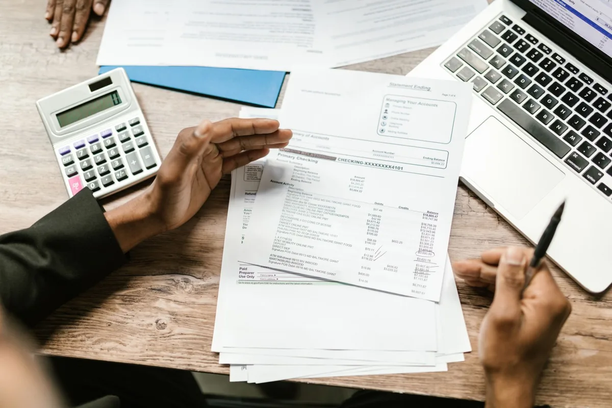 Un compte bancaire — une réunion professionnelle.