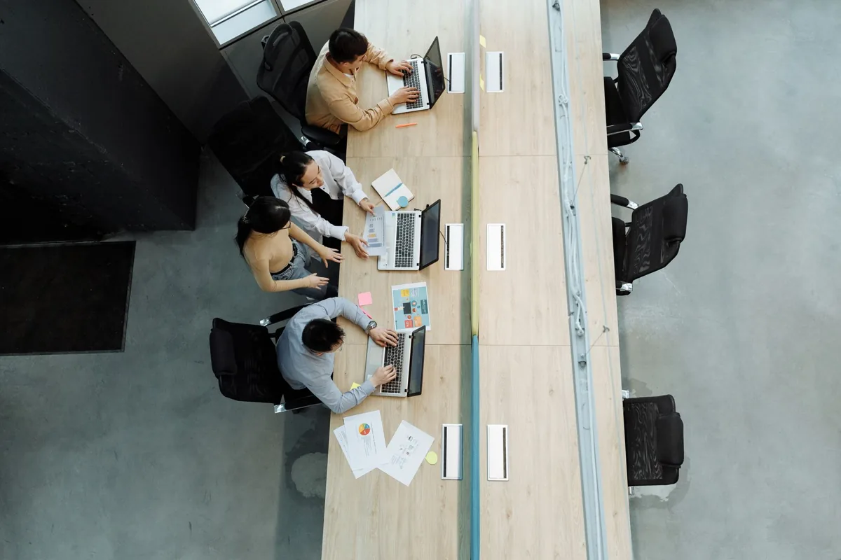 Un espace de coworking lumineux, postes de travail partagés.