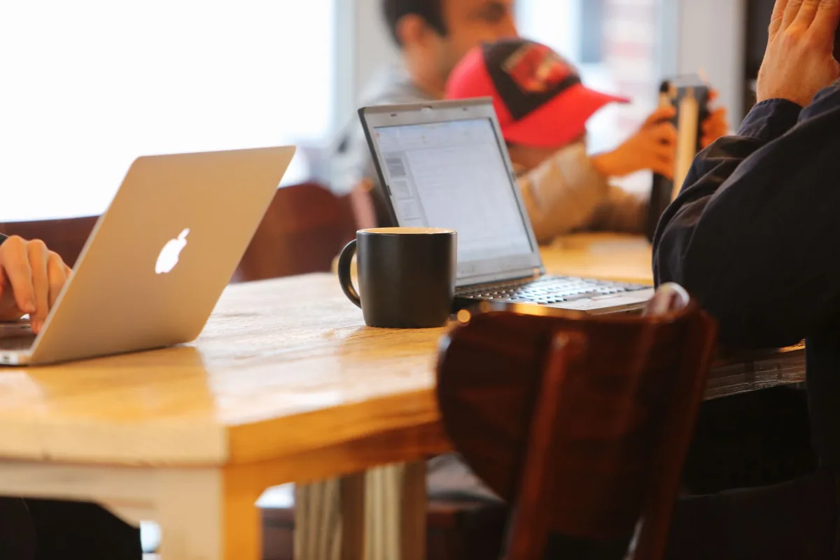 Un espace de coworking — un ordinateur portable.