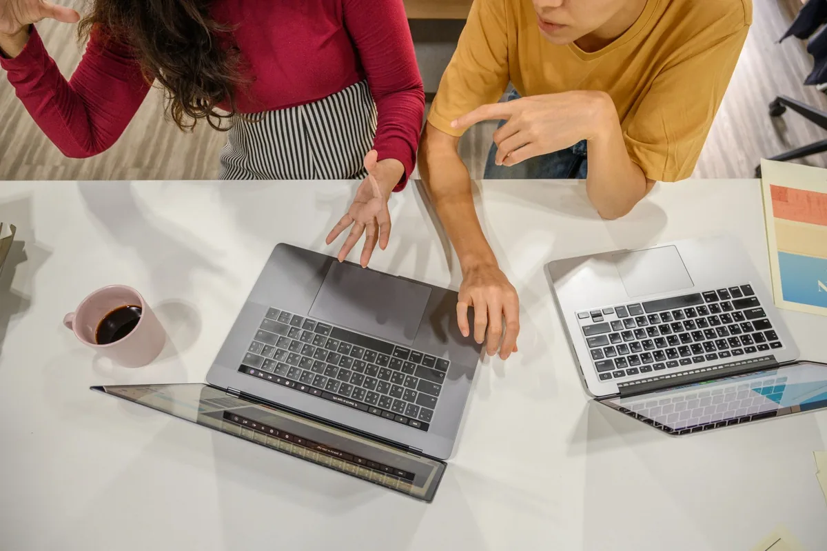 Un espace de coworking — un ordinateur portable.
