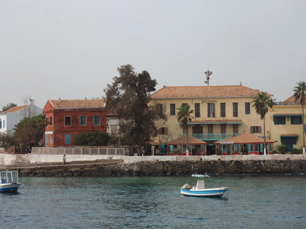 Une école — un paysage sénégalais.