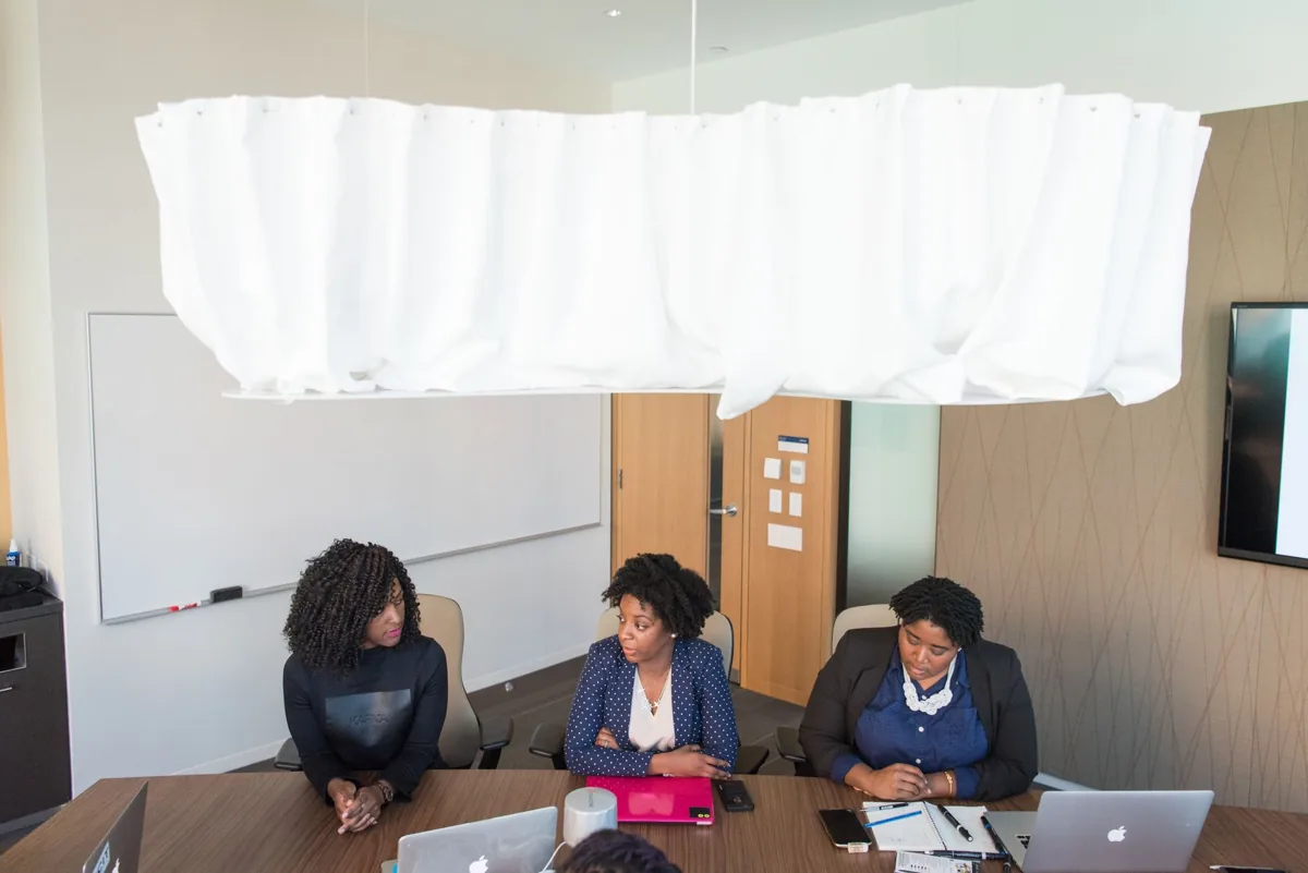 Une réunion professionnelle — un bureau de travail.