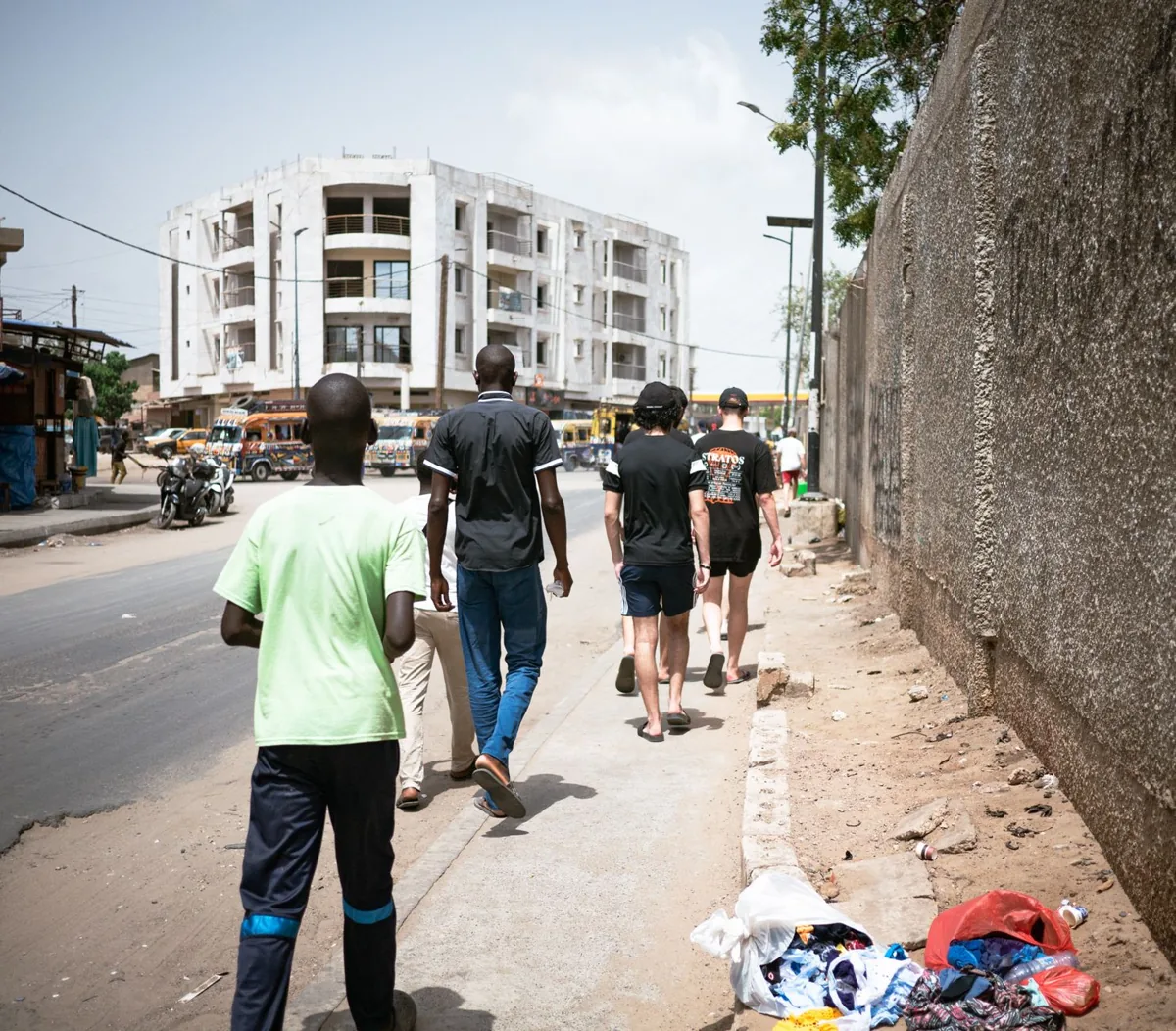 Une famille en extérieur, au Sénégal.
