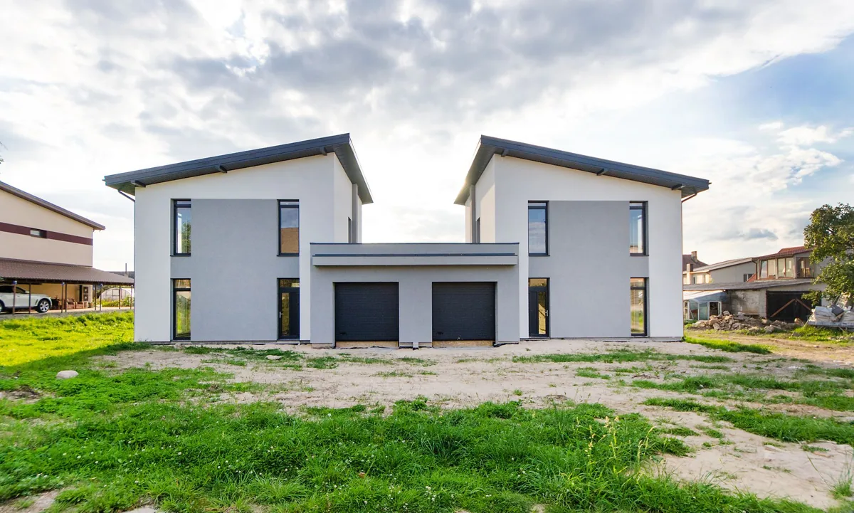 Un bien immobilier — une maison résidentielle.