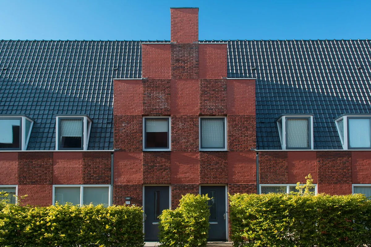 Un bien immobilier — une maison résidentielle.