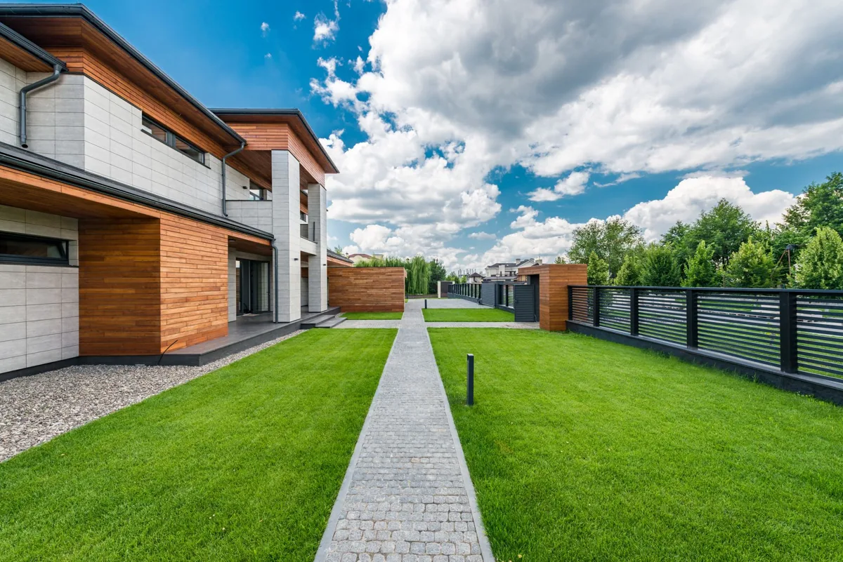 Un bien immobilier — une maison résidentielle.