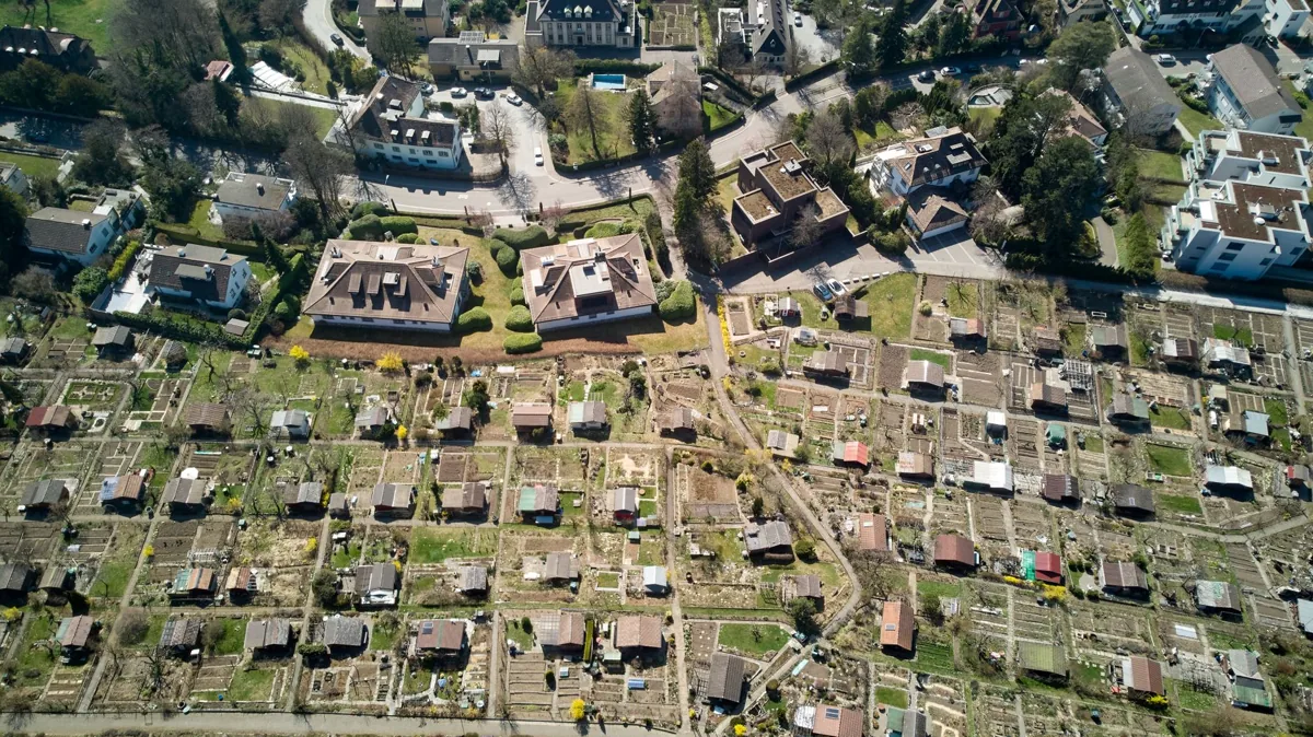 Un bien immobilier — un terrain à bâtir.