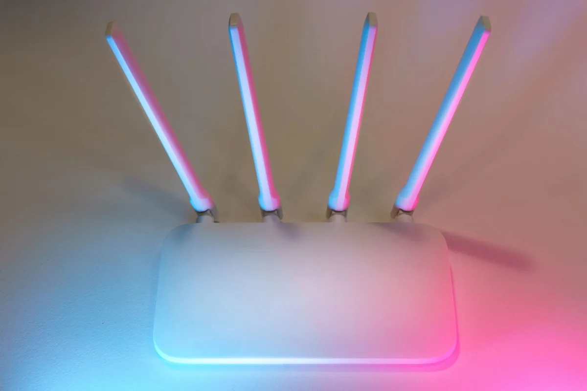 Une connexion internet — un bureau de travail.
