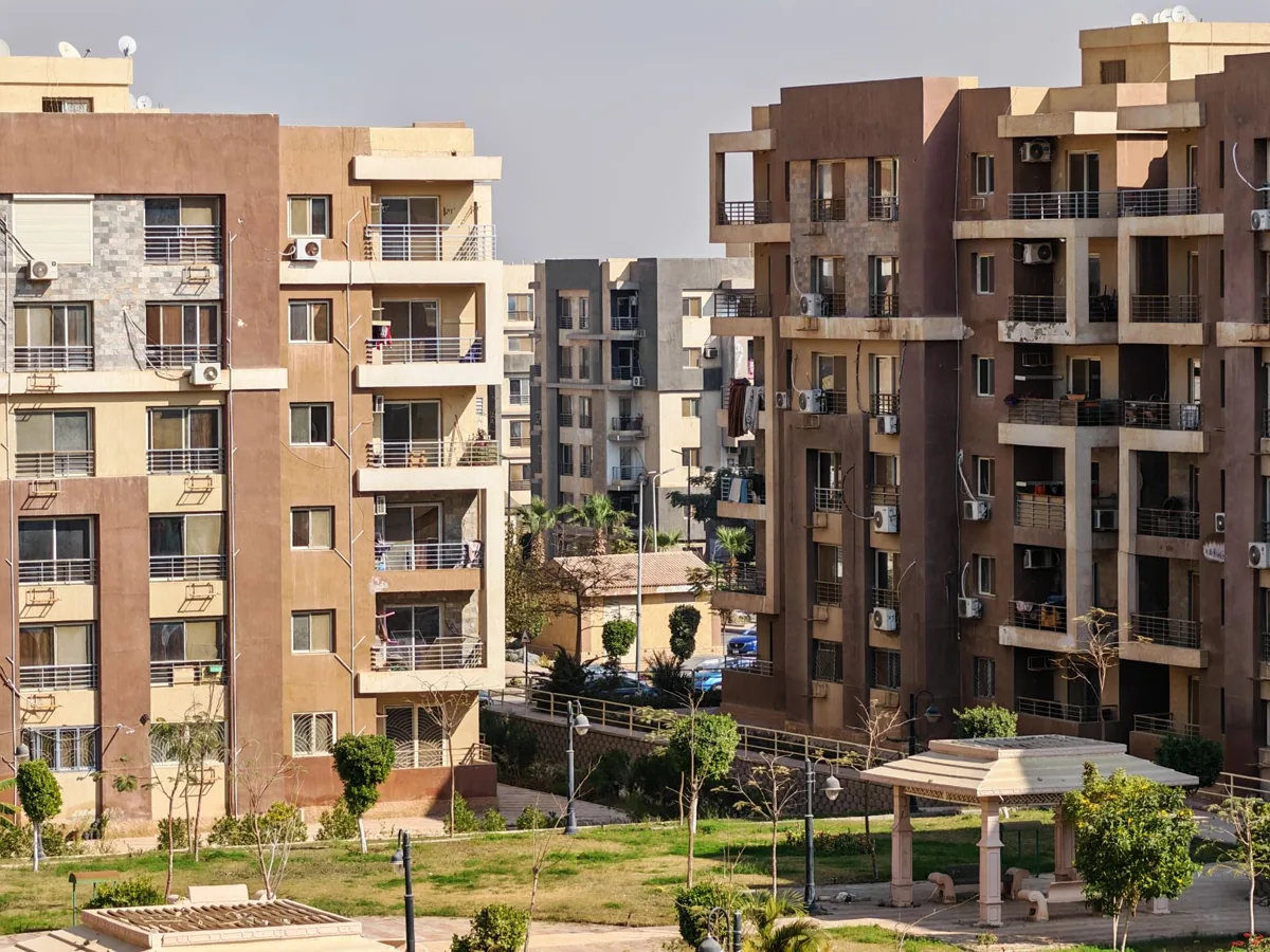 La façade d’un immeuble d’habitation, à Dakar.