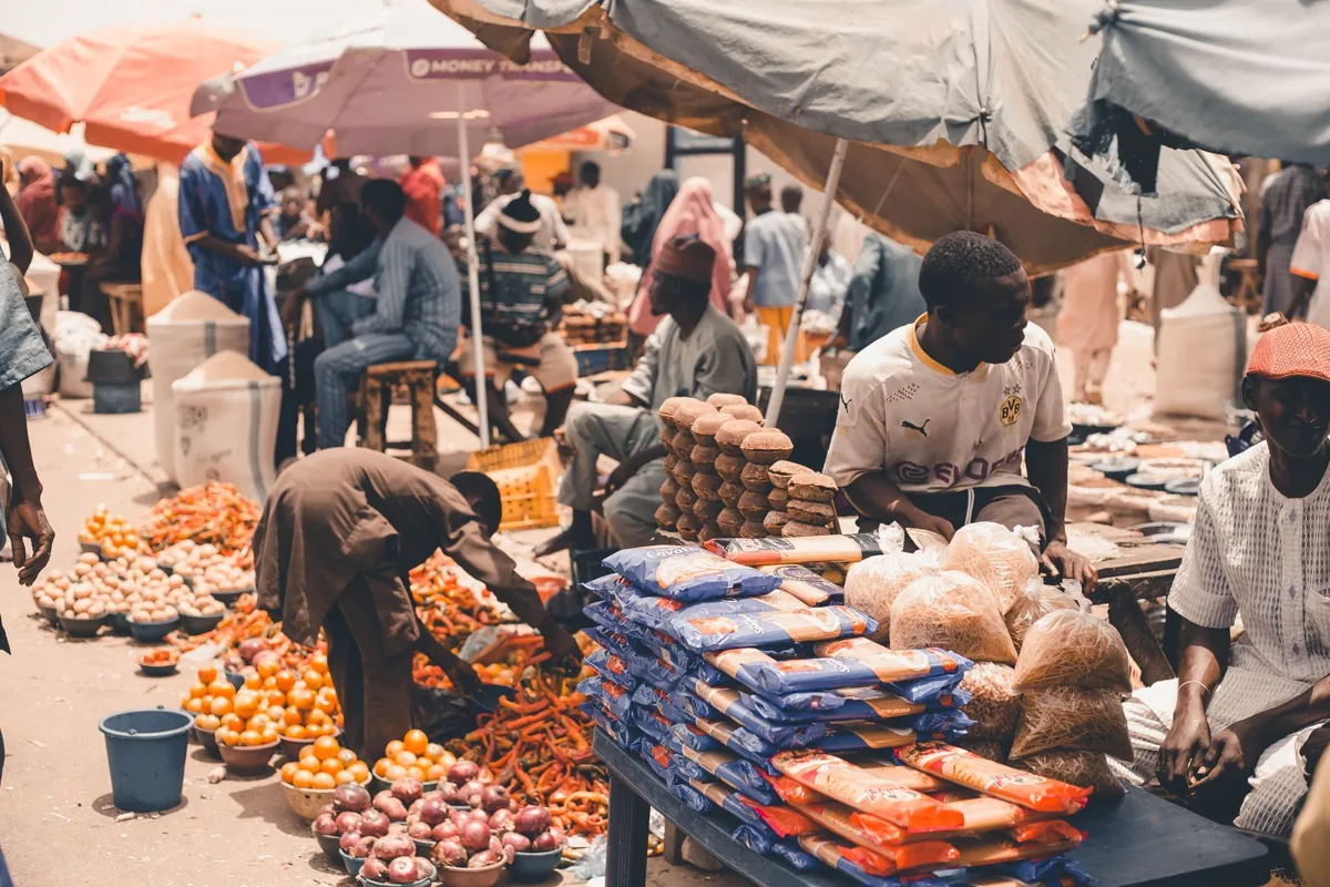 Un marché sénégalais animé — la ville de Dakar.