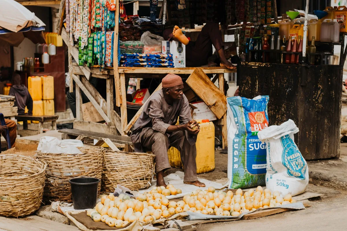 Un marché sénégalais animé — la ville de Dakar.