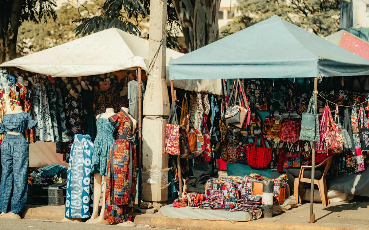 Un marché sénégalais animé — la ville de Dakar.