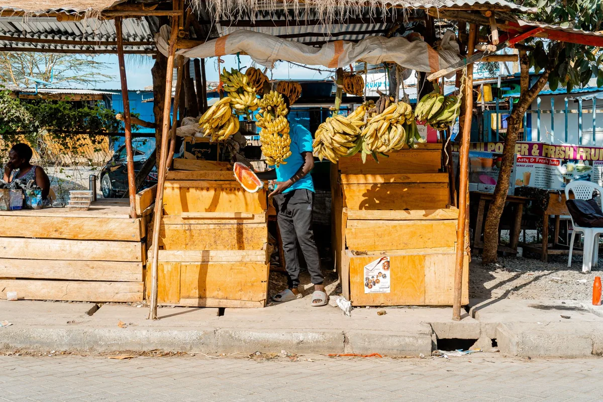 Un marché sénégalais animé — la ville de Dakar.