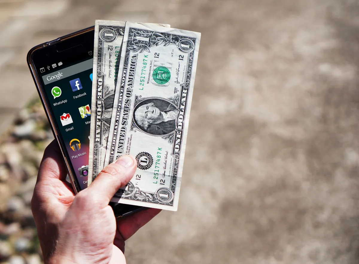 Un paiement mobile — un smartphone.
