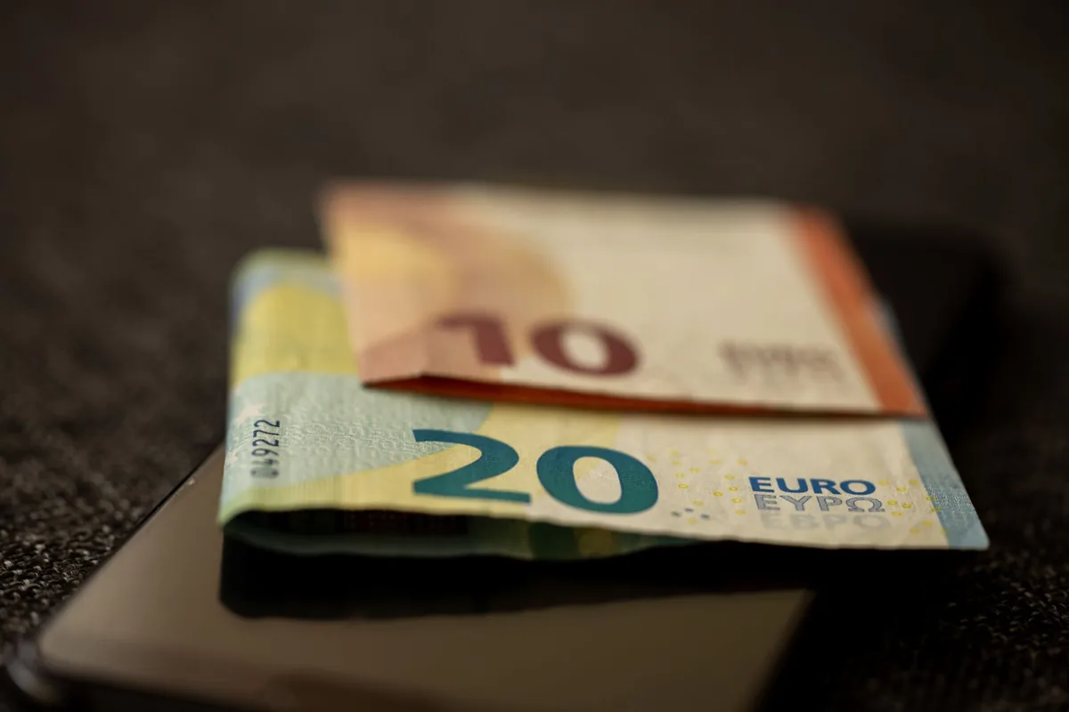 Un paiement mobile — un smartphone.