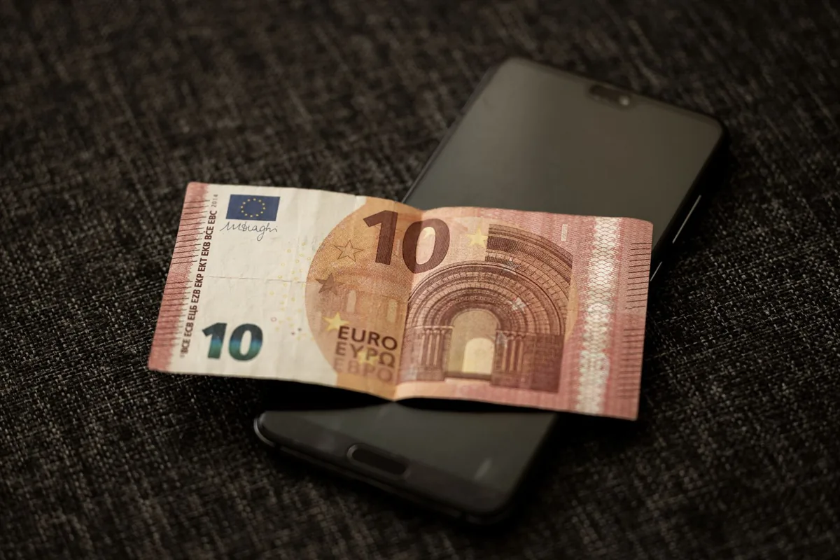 Un paiement mobile — un smartphone.