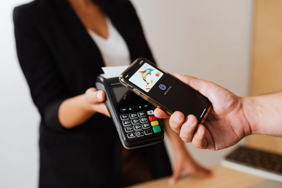 Un paiement mobile — un smartphone.