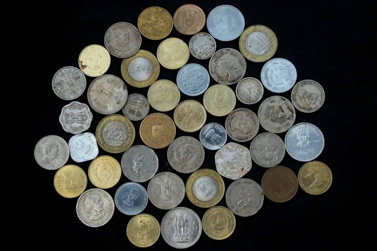 Des pièces et billets en francs CFA — un paysage sénégalais.