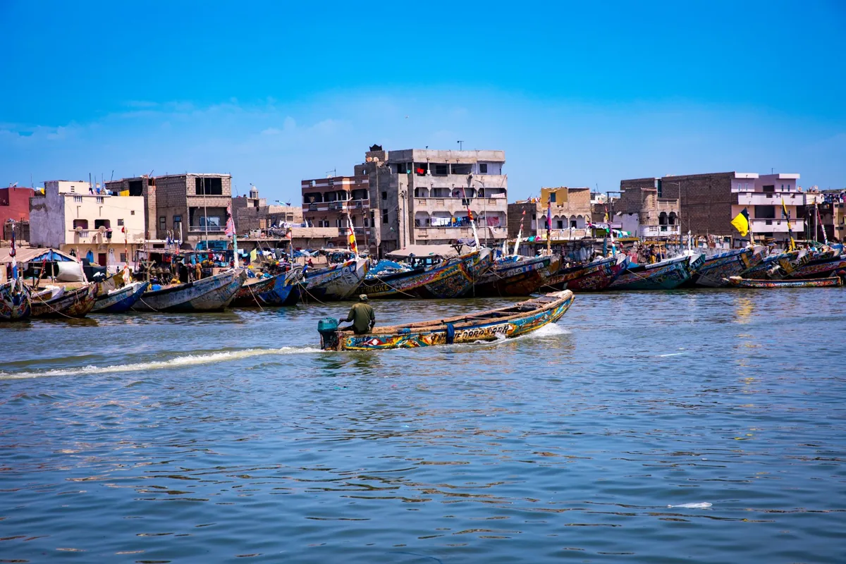 Une pirogue traditionnelle sur l'eau — un paysage sénégalais.