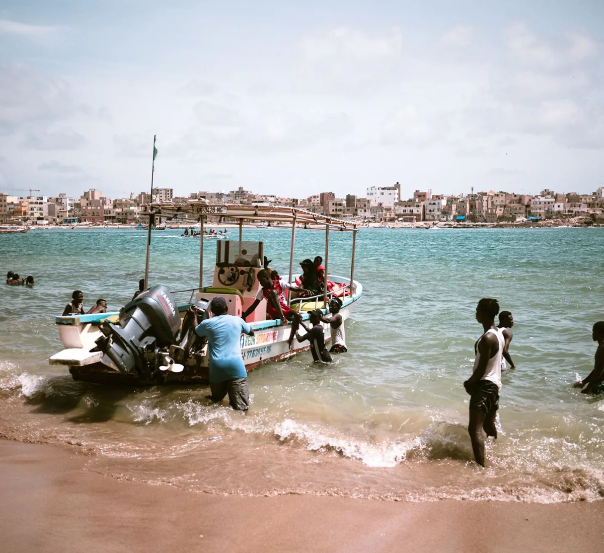 Une plage du littoral sénégalais — une famille en extérieur.