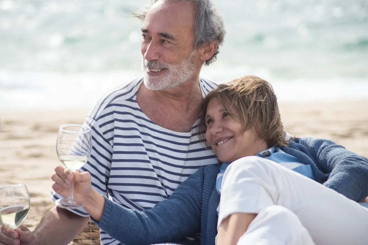 Un couple de retraités sur une plage du littoral sénégalais.