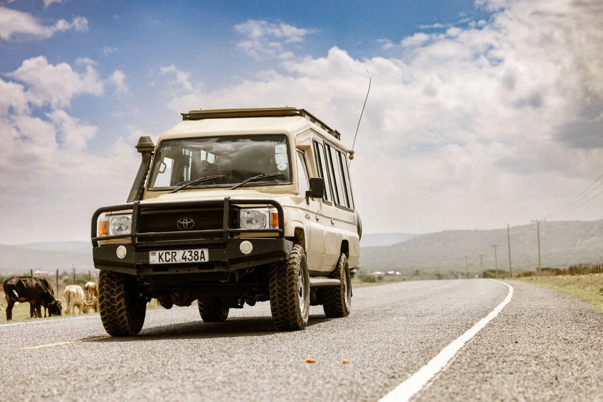 Une route sénégalaise — une voiture sur la route.