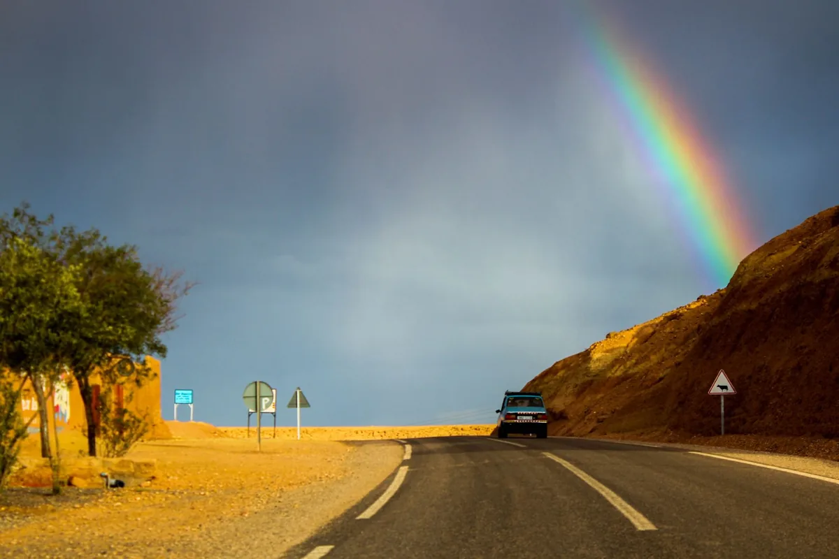 Une route sénégalaise — une voiture sur la route.