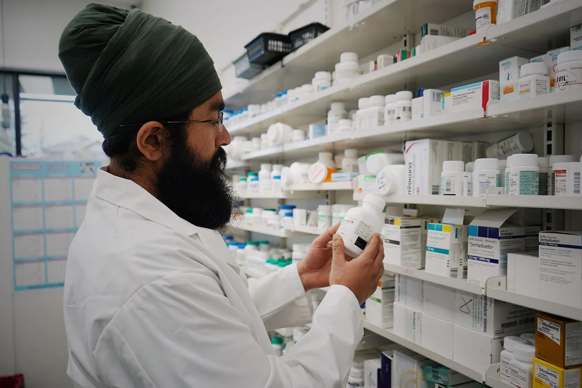 Un cabinet médical — des médicaments en pharmacie.