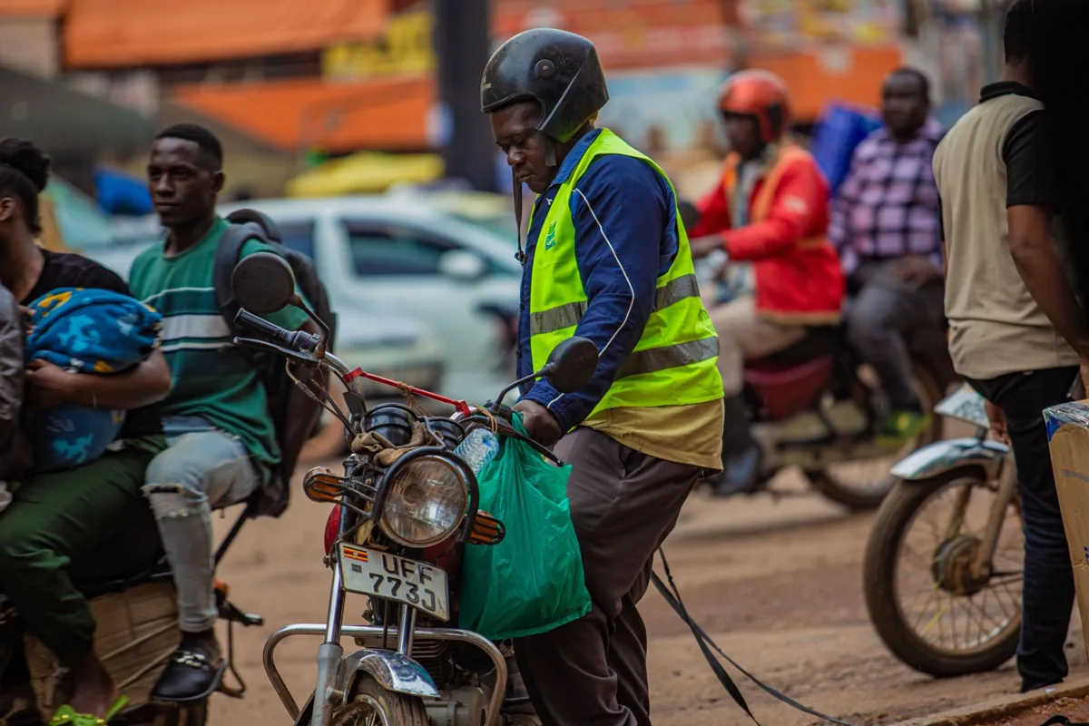 Une rue en journée — une scène urbaine typique du Sénégal.