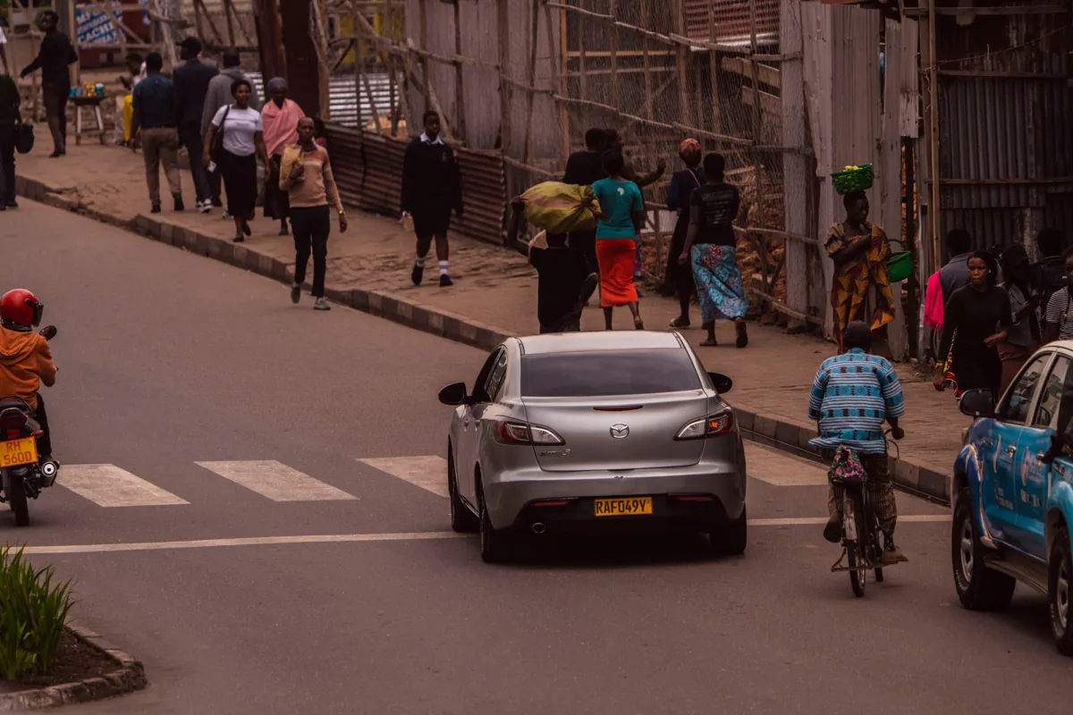 Une rue en journée — une scène urbaine typique du Sénégal.