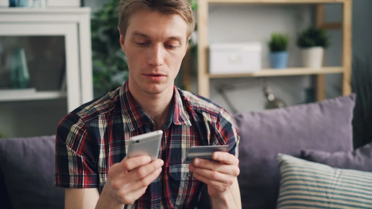 Un smartphone — une connexion internet.