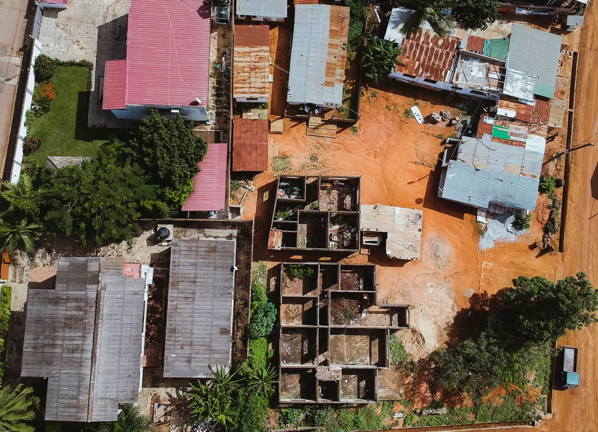 Un terrain à bâtir — un chantier de construction.