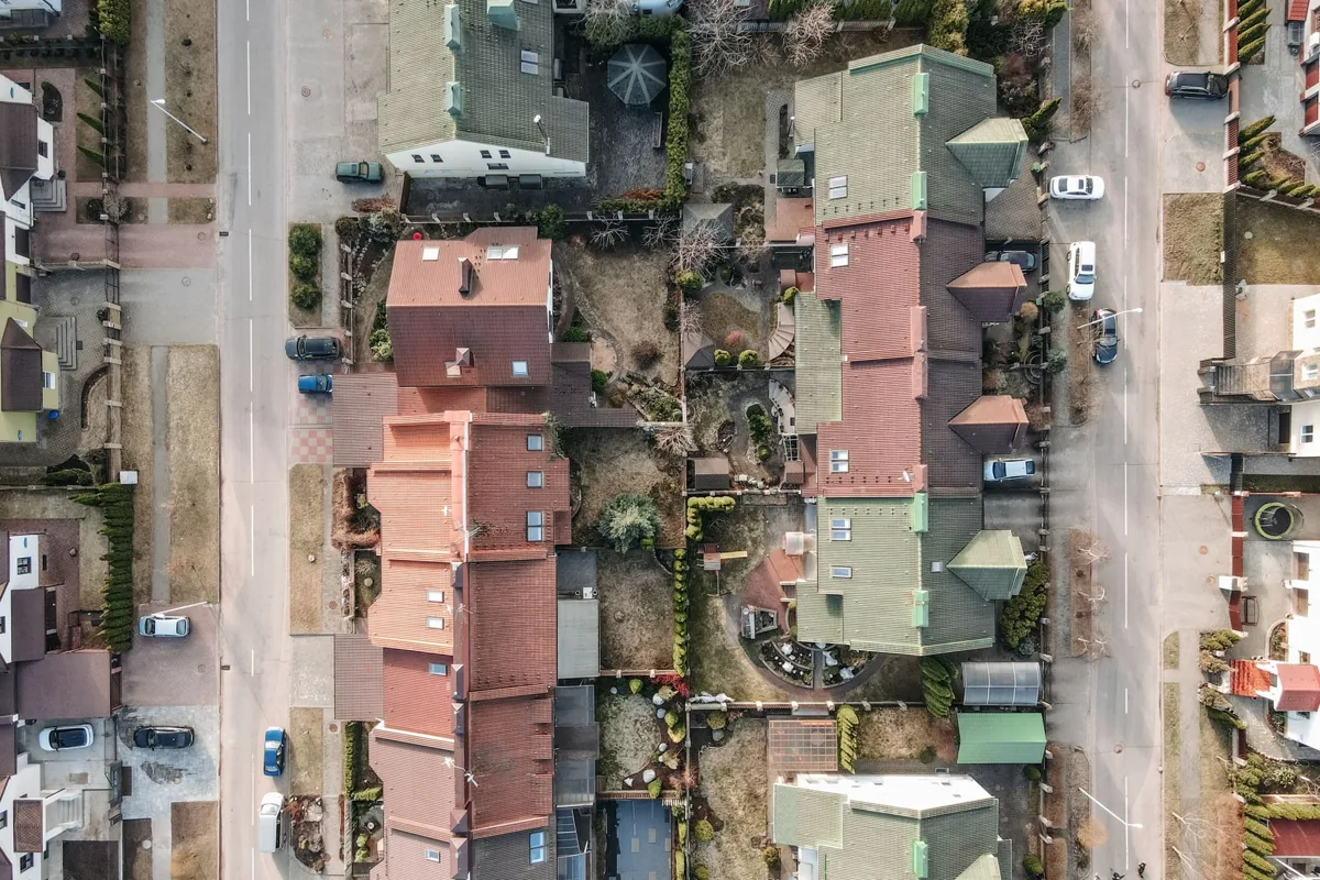 Un terrain à bâtir — une maison résidentielle.
