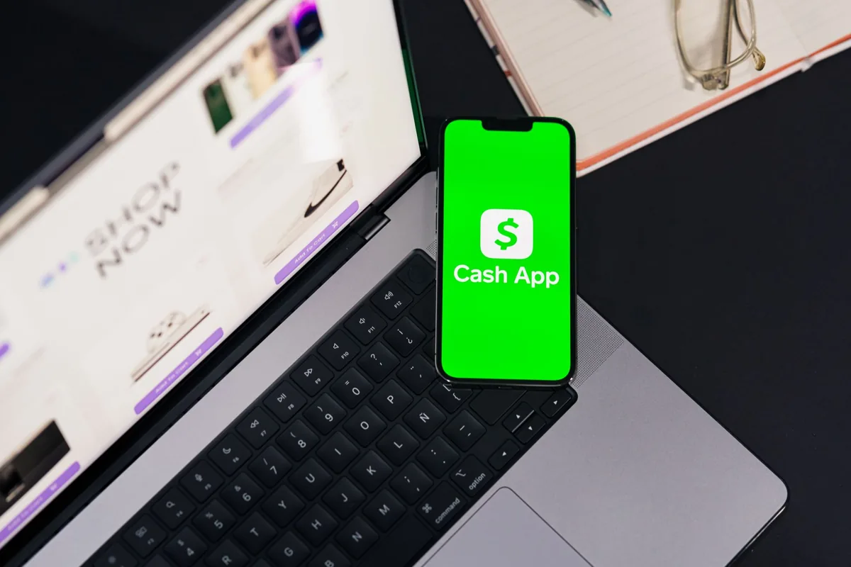 Un service de transfert d'argent — un paiement mobile.
