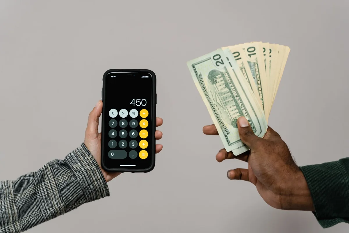 Un service de transfert d'argent — un paiement mobile.